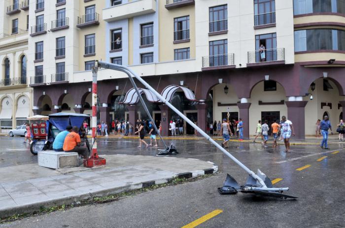 Huracán Irma en la capital. El domingo en la mañana mucha población en la calle y muchos turistas fotografiando las secuelas. Parque Central.