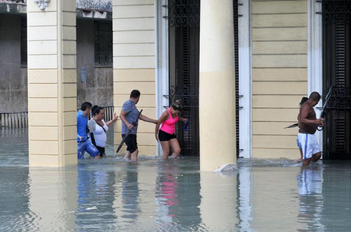 Huracán Irma en la capital. El domingo en la mañana mucha población en la calle y muchos turistas fotografiando las secuelas. Prado.