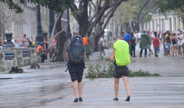 Huracán Irma en la capital. El domingo en la mañana mucha población en la calle y muchos turistas fotografiando las secuelas. Prado.