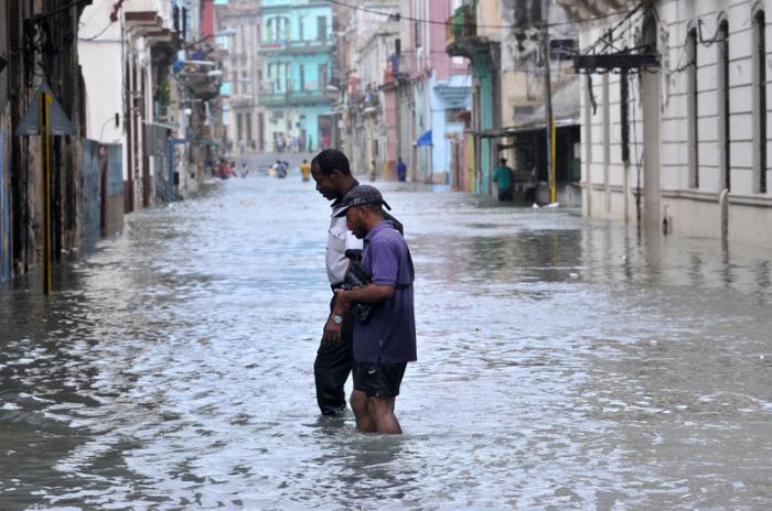Huracán Irma en la capital. El domingo en la mañana mucha población en la calle y muchos turistas fotografiando las secuelas. Prado.