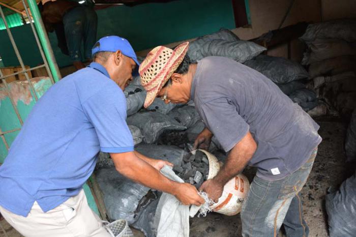 Venta de carbón como método alternativo de cocción en Granma, luego del embate del huracán Irma.