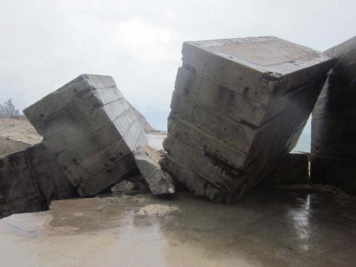 La fuerza del impacto del mar desplazó bloques rompeolas de 15 toneladas de peso.