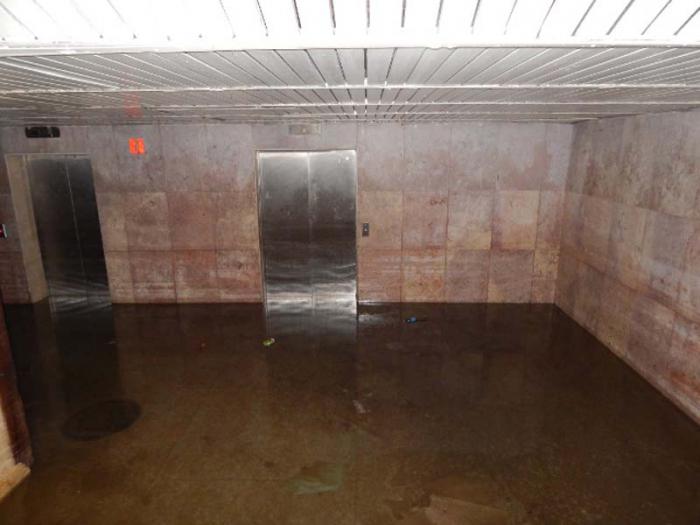 Área de los ascensores en el sótano del hospital Hermanos Ameijeiras, aún con el agua dejada por las penetraciones del mar a causa de Irma. fotos: nuria Barbosa León