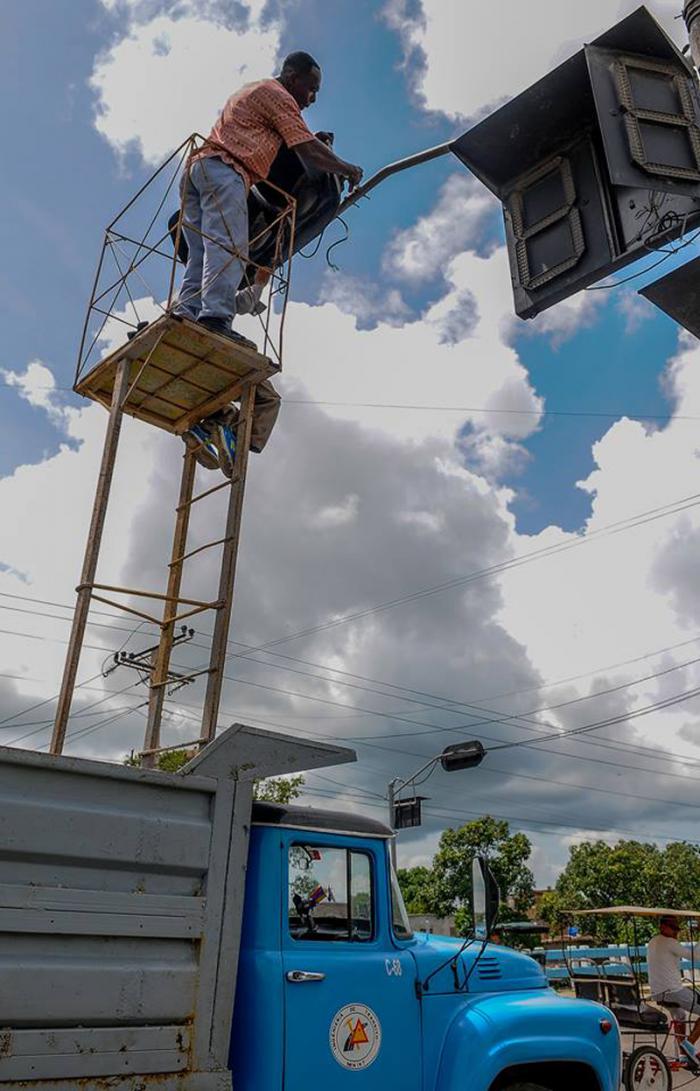 La recuperación de las líneas eléctricas y las señales de tránsito ocupaban este lunes a los camagüeyanos. fotos: José M. correa
