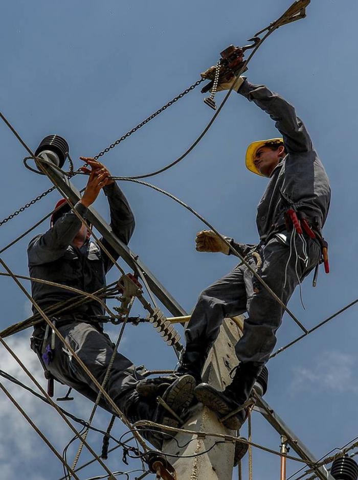 La recuperación de las líneas eléctricas y las señales de tránsito ocupaban este lunes a los camagüeyanos.