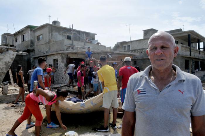 Tras el paso del huracán Irma, la caìtal comienza la recuperación. Consejo Popular Cojimar. Francisco García Almenares, instructor de Karate, al fondo sus pupilos y compañeros de trabajo ayudando en su recuperación.