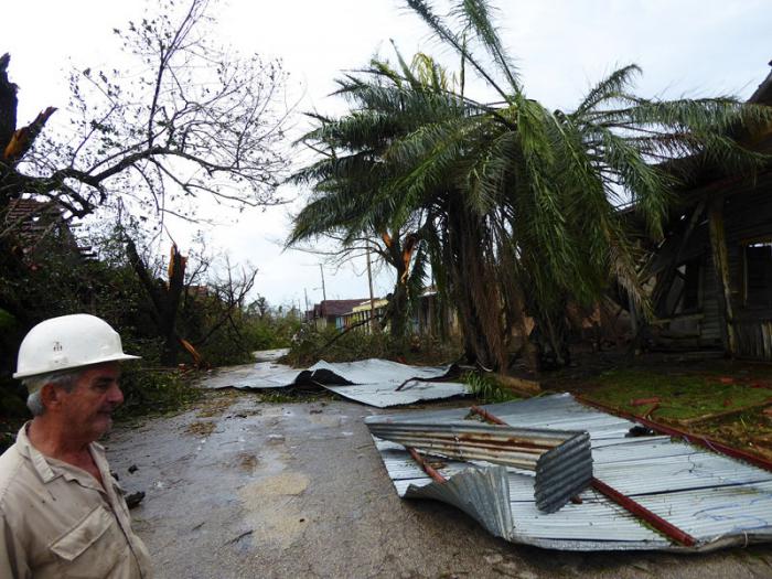 El huracán Irma causó a su paso innumerables destrozos en las viviendas, pero la población se encuentra inmersa en las labores de recuperación. Fotos del autor