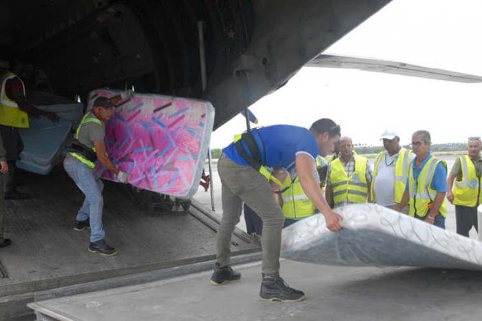 Un lote de colchones, agua y alimentos enlatados conforma el primer envío a Cuba.