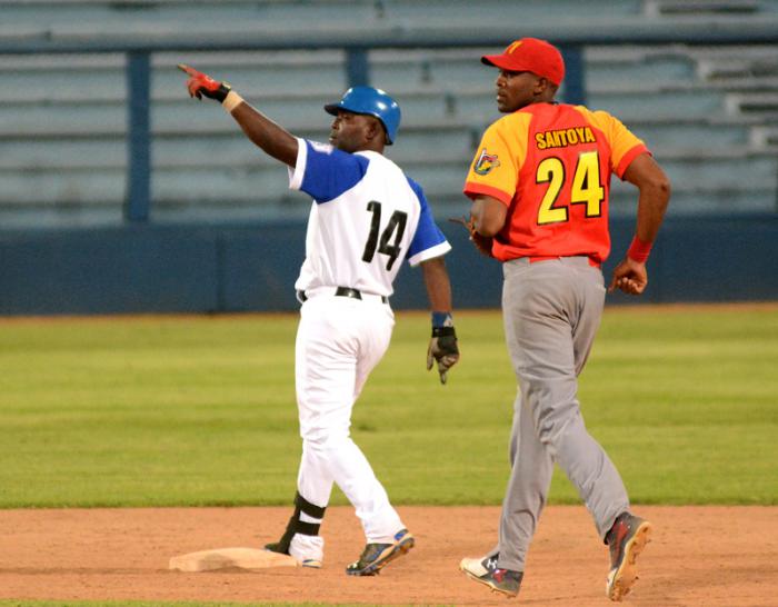 Beisbol-Serie 57 IND vs MTZ jugada en segunda base YOANDRY URGELLES COBAS
