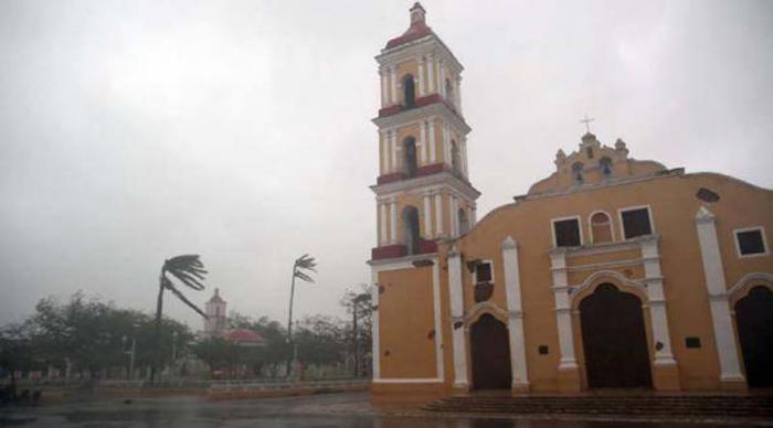 Remedios se levanta a pesar de la furia con la que Irma la azotó. 