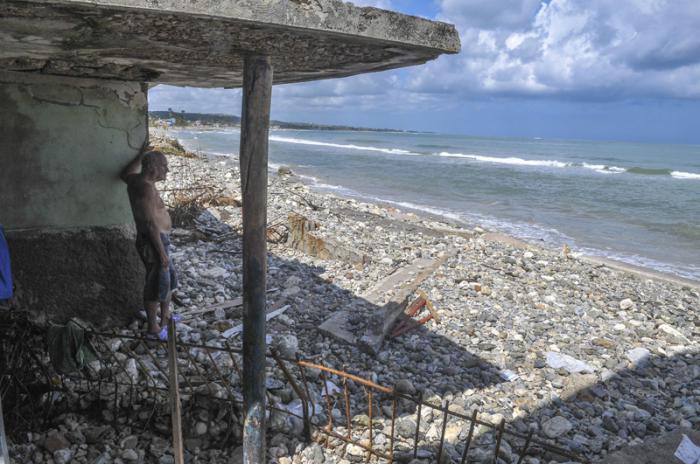 Julio vuelve a su casa después del desatre a rescatar lo poco que le quedó. Fotos: Juvenal BalÁn