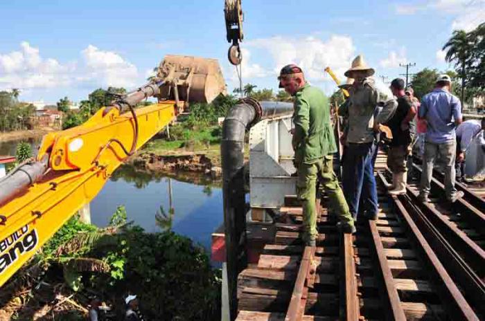 La nueva conductora que lleva el líquido hacia el sur de Sancti Spíritus fue ubicada en el mismo trazado del ramal Tunas de Zaza-Zaza del Medio. Foto: Vicente Brito