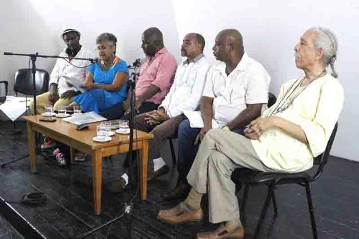 Los poetas Rito Ramón Aroche, Caridad Atencio; Antonio Armenteros, Ismael González, Julio Mitjáns y el Maestro Rogelio Martínez Furé, en Casa de las Américas. FOTO Racso Morejón. 