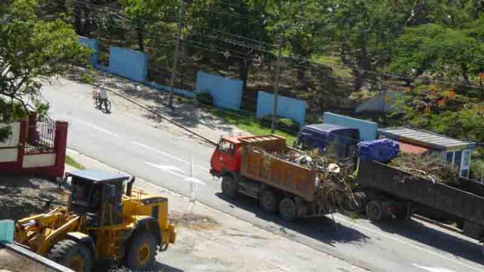 El apoyo de las FAR es decisivo en la limpieza de la populosa avenida 5 de Septiembre, con numerosos árboles caídos