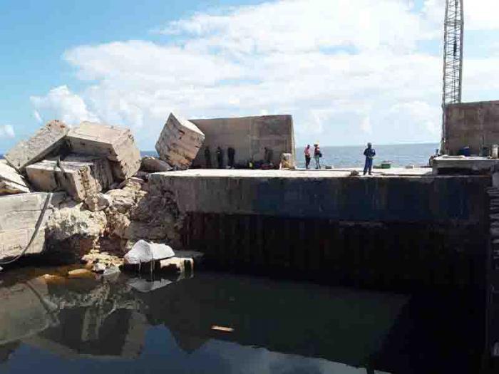 La fuerza de las olas movió piezas de hormigón de un peso increíble. fotos del autor.