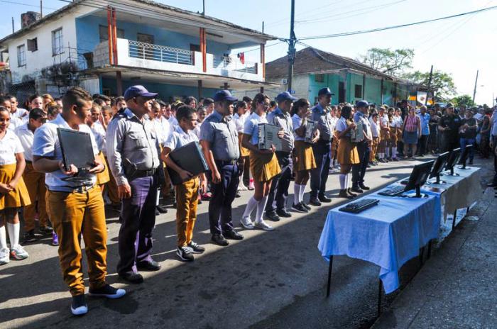 Devolución de computadoras por parte de la PNR a los estudiantes de la escuela secundaria básica Raúl González Diego en Calabazar, municipio Boyeros, las cuales fueron sustraidas durante el huracán Irma.
