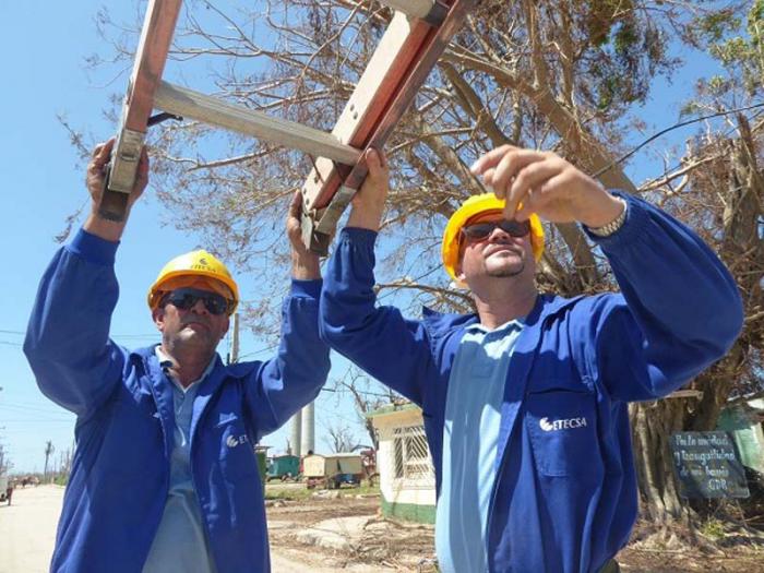 Especialistas en la tecnología de fibra óptica, de la provincia Las Tunas, cooperaron con el restablecimiento del servicio  en el poblado Máximo Gómez. 