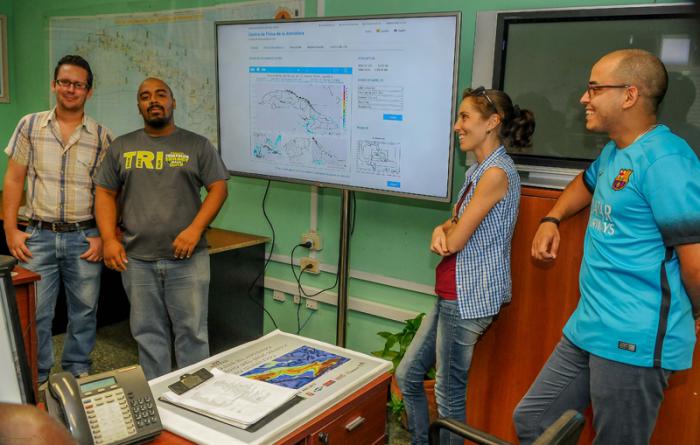 Reportaje en el centro de física de la atmósfera del Instituto de Meteorología de Cuba,  de izquierda a derecha, Adrian Luìs Ferrer Hernàndez, meteorologo, Javier Cabrales, meteoròlogo, Maibys Sierra Lorenzo, especialista en modelaciòn numèrica, Alejandro Vichot, especialista superior en meteorologìa, en el centro de pronòsticos del INSMET