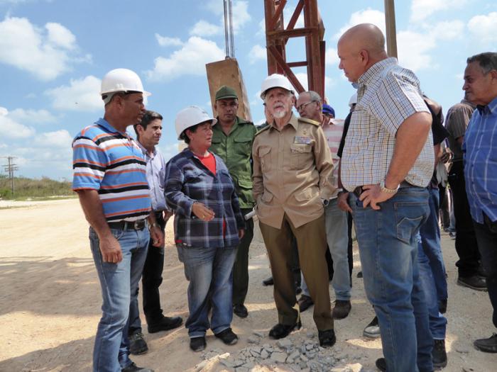 En El Purio, Ramiro Valdés conoció la marcha de los trabajos para recuperar esa importante industria. 