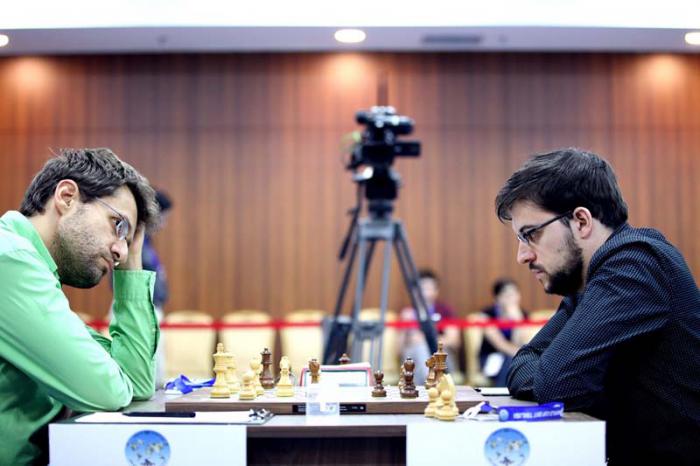 Levon Aronian (izquierda) y Maxime Vachier-Lagrave disputan una semifinal de difícil pronóstico. FOTO: FIDE