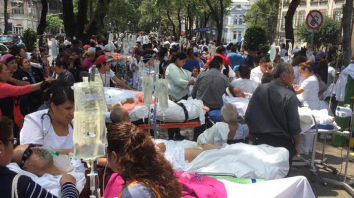 Cientos de pacientes fueron evacuados de los hospitales afectados tras el sismo en Ciudad de México. 