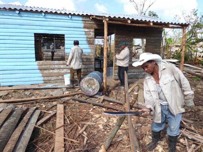 Tras varios días de labor, ya es casi una realidad la primera vivienda rústica construida en la comunidad de Aguacate. 