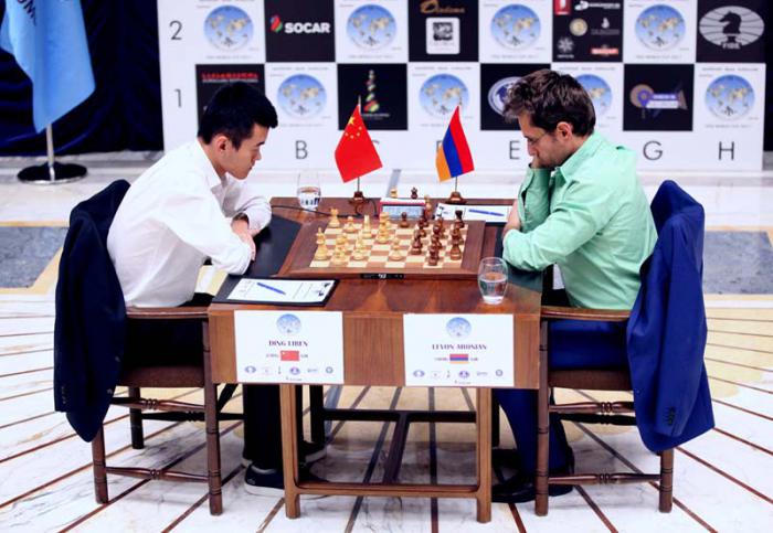 Din Liren (izquierda) y Levon Aronian se mantienen igualados tras las dos primeras partidas. 