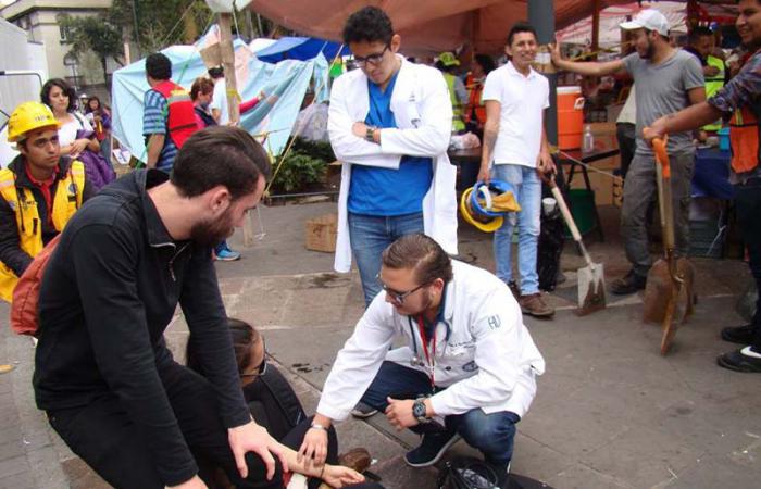 Médicos voluntarios socorren a los afectados por el terremoto