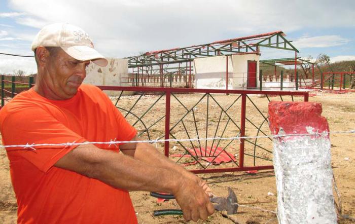 Armando Pardo todavía arregla las cercas. 