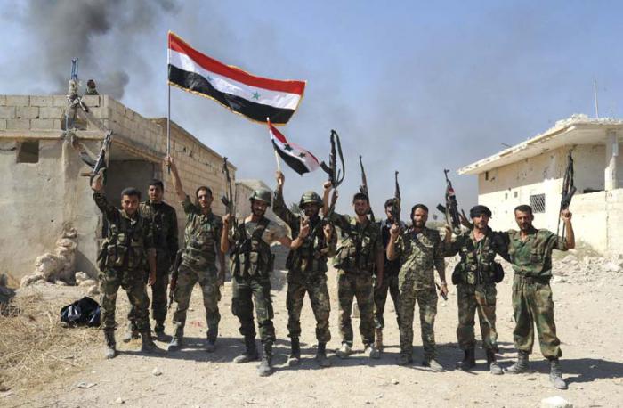 Miembros del Ejército Nacional sirio en el norte de Hama tras la victoria sobre el autodenominado Estado Islámico. 