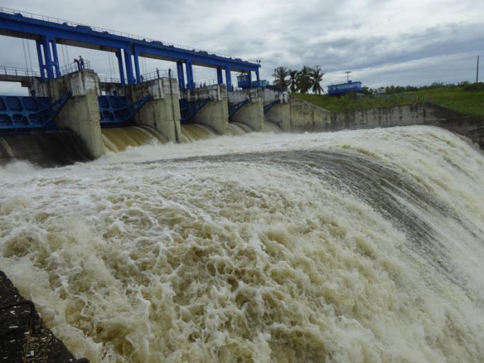 Con la operación de las compuertas del Cayajaná los expertos procuran mantener un equilibrio entre las aguas que entran y las que salen del embalse. 
foto: Reidel Rodríguez Gallo