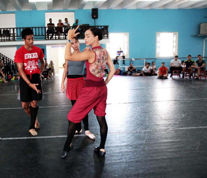 Ensayo de Carmen: Viengsay Valdés ensaya a Grettel Morejón y Patricio Revé. Foto: Nancy Reyes