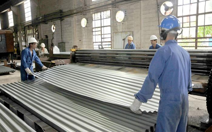Entre las principales contribuciones está la producción de más de 10 000 planchas de zinc. Foto: Ramón Barreras Valdés