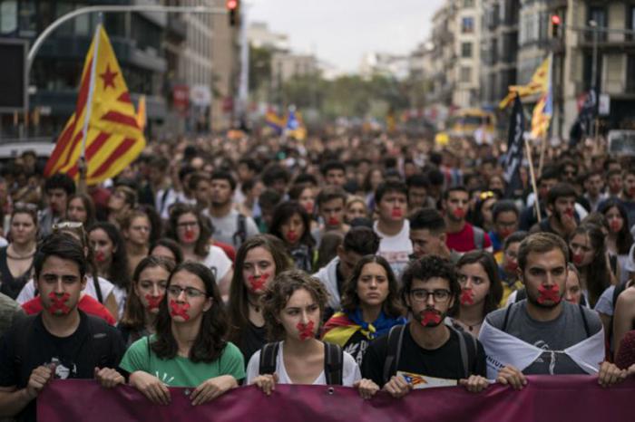 Huelga General Cataluña- Unas 300.000 personas asistieron durante toda la mañana de este martes a los actos, concentraciones y protestas contra las violentas cargas policiales del pasado domingo.