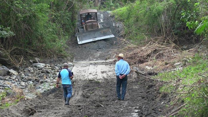 Varios caminos del Escambray fueron dañados por las crecidas y el desbordamiento de los ríos. Foto: María de los Ángeles Romero