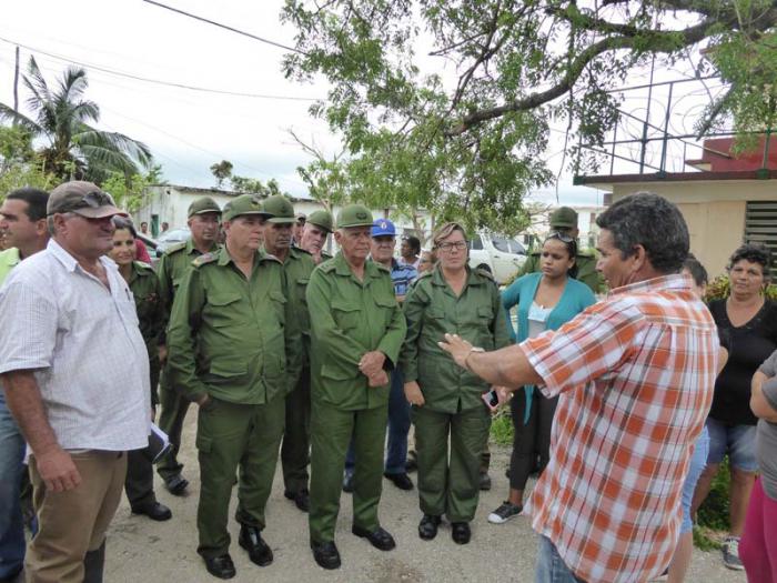 En el poblado de Nela, Quintas Solá fue informado sobre la manera en que está fluyendo la venta de materiales a los afectados. 