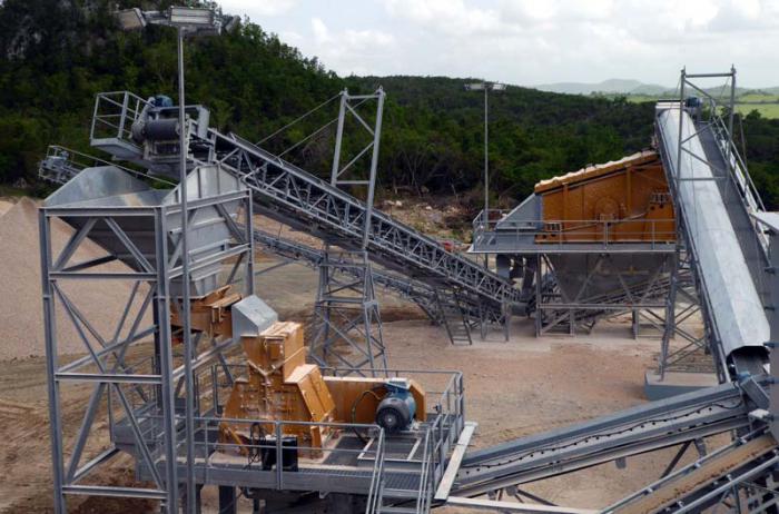Por vía seca y con capacidad de 60 metros cúbicos por hora, produce piedra de tres cuartos y tres octavos, así como polvo de piedra. 