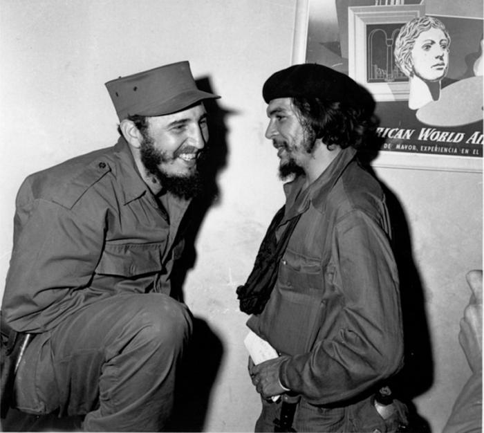Fidel y el Che se encuentran en el aeropuerto de Camagüey, el 5 de enero de 1959. Foto: Cortesía del Centro Che Guevara