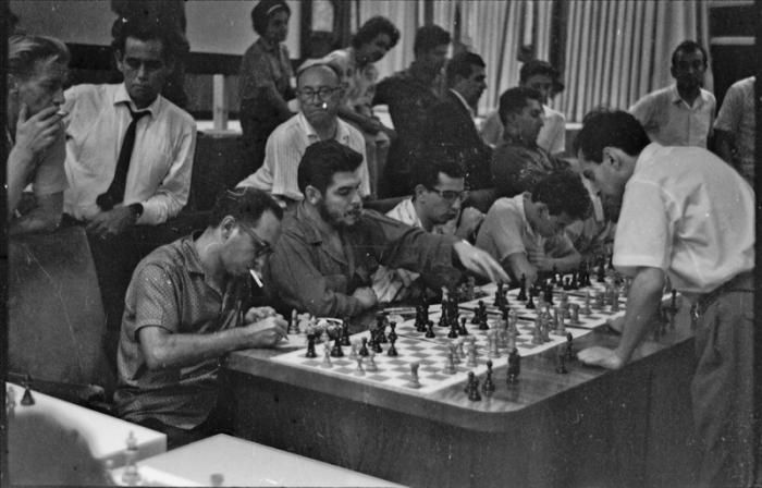 Che Guevara Jugando ajedrez