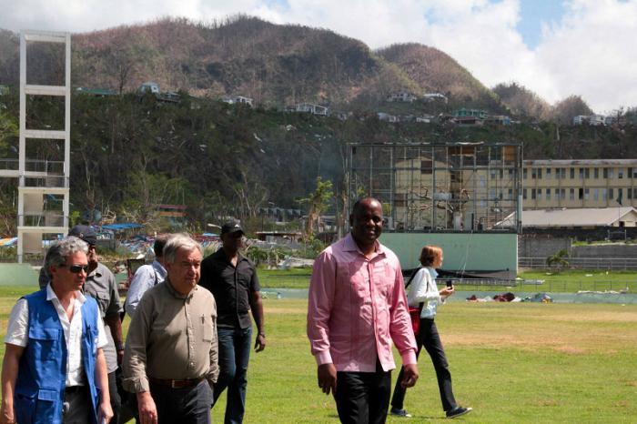 El primer ministro de Dominica, Roosevelt Skerrit (a la derecha), recibe al secretario general de la ONU, Antonio Guterres.