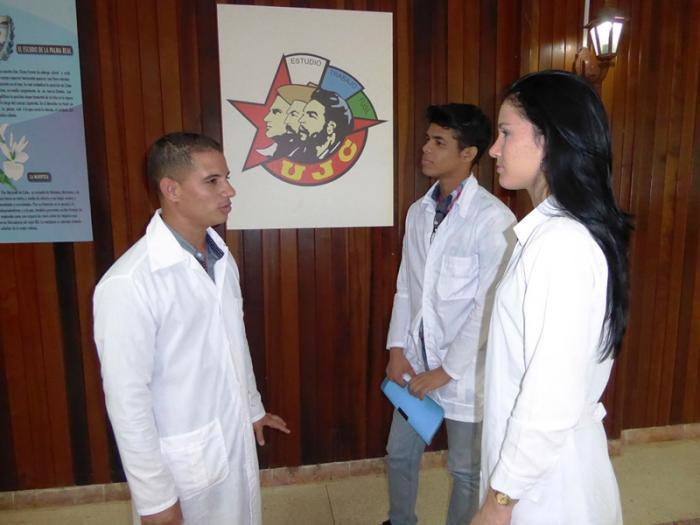 Asiel Aguada, a la izquierda en la foto, un ejemplo de lo que debe ser un joven de estos tiempos. foto del autor