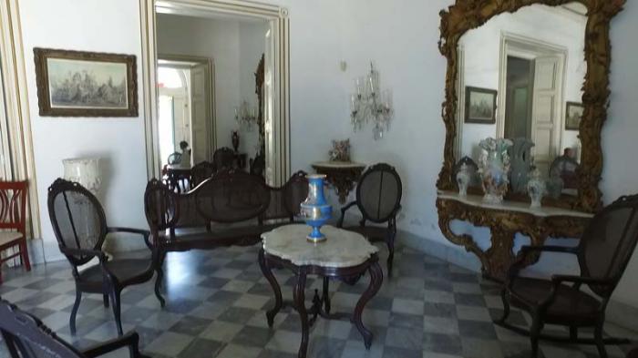 La colección de artes decorativas que atesora el museo espirituano figura entre las más valiosas del país. 
