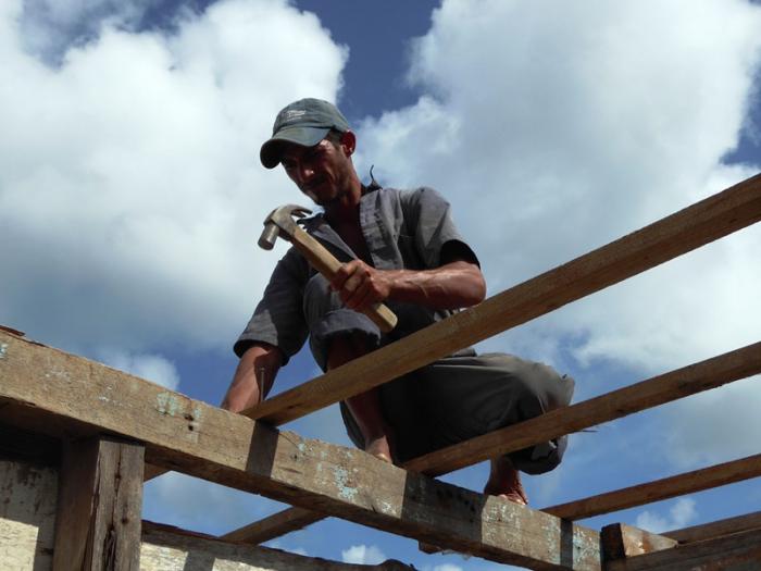 La creación de facilidades temporales resulta una opción viable para las familias que sufrieron derrumbes totales. foto del autor