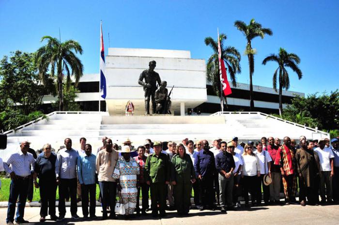 Los visitantes rindieron homenaje al prócer espirituano Serafín Sánchez en la plaza que lleva su nombre. Foto: Vicente Brito