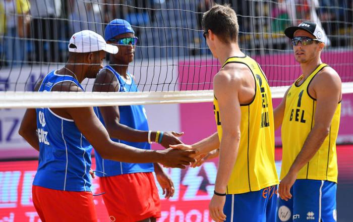 Los cubanos reciben la felicitación del dueto de Bélgica tras ganar su medalla de bronce. 
Foto: FIVB   