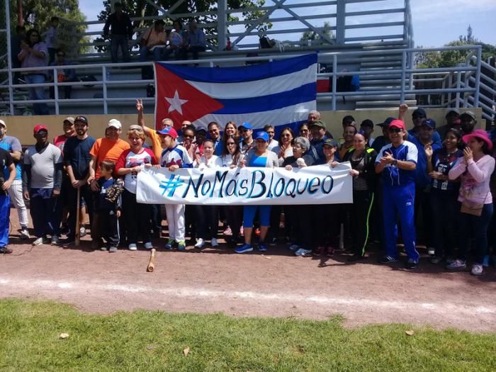 Un batazo al bloqueo norteamericano dieron mexicanos y cubanos unidos.
foto: embajada de cuba en méxico