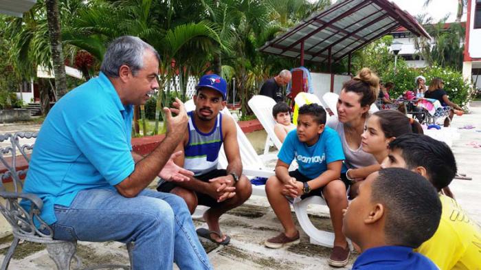 Carlos Alberto Cremata, junto a niños de La Colmenita. Foto del autor