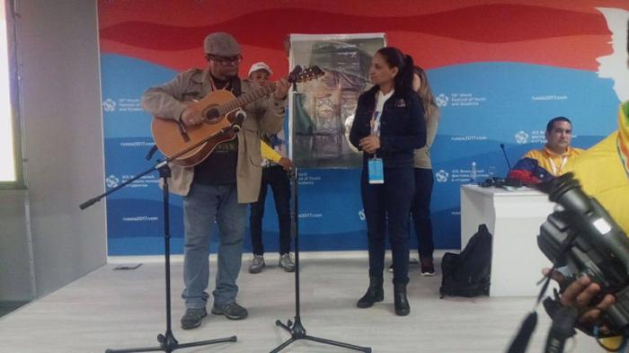 Eduardo Sosa y Annie Garcés interpretan Cabalgando con Fidel en una de las sesiones del xix Festival Mundial de la Juventud y los Estudiantes. foto de la autora