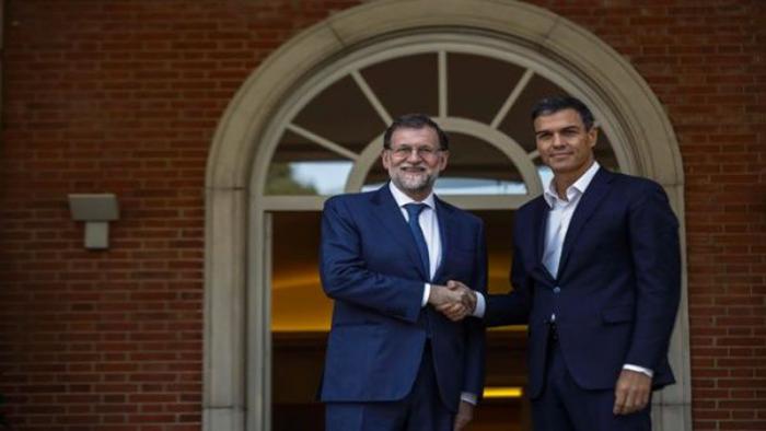 El presidente del gobierno español, Mariano Rajoy (izquierda) se reunió con el presidente del Partido Socialista Obrero Español, Pedro Sánchez.