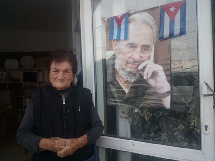 En una calle de Sochi puede sorprenderte una mujer como Vera, que adorna la entrada de su establecimiento con una foto de Fidel y banderas cubanas. 
